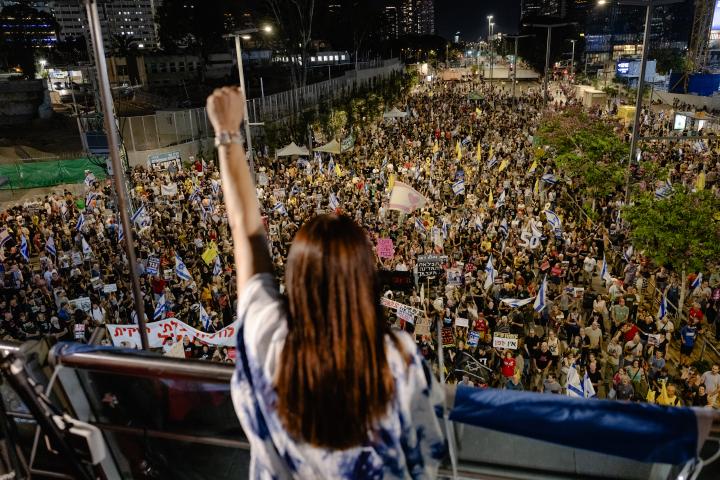 Une femme prend la parole devant la foule rassemblée sur le boulevard Menachem-Begin lors de la première manifestation hebdomadaire pour la libération des otages et la fin de la guerre entre Israël et l’Iran. A Tel-Aviv, le 28 juin 2025.