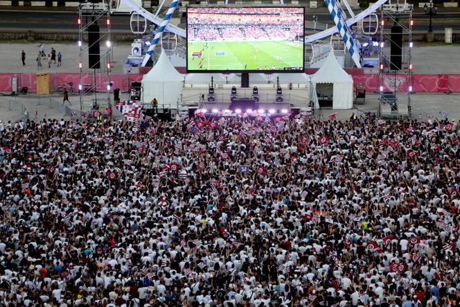 Des supporters de l’Union Bordeaux Begles (UBB) regardent la finale du Top 14 de rugby français entre le Stade Toulousain (Toulouse) et l’Union Bordeaux-Begles (UBB), à Bordeaux, le 28 juin 2025.