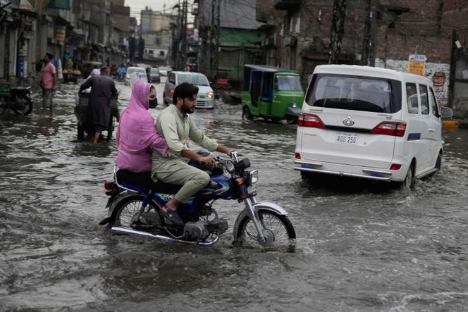 Uma estrada inundada devido a fortes chuvas de monção, em Lahore (Paquistão), 29 de junho de 2025.