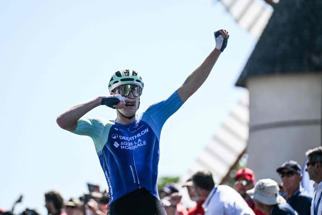 Le coureur de Decathlon-AG2R, Dorian Godon, lors de sa victoire aux championnats de France de cyclisme, le 29 juin 2025, aux Herbiers (Vendée).