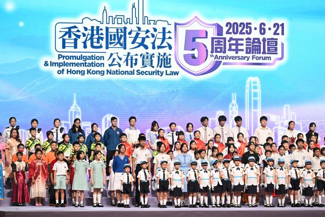 Des écoliers participent à la cérémonie d’ouverture du forum célébrant le cinquième anniversaire de la loi de sécurité nationale, à Hongkong, le 21 juin 2025.