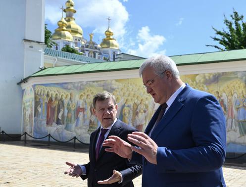 Le ministre des affaires étrangères ukrainien Andrii Sybiha et son homologue allemand, Johann Wadephul, à Kiev, le 30 juin 2025.