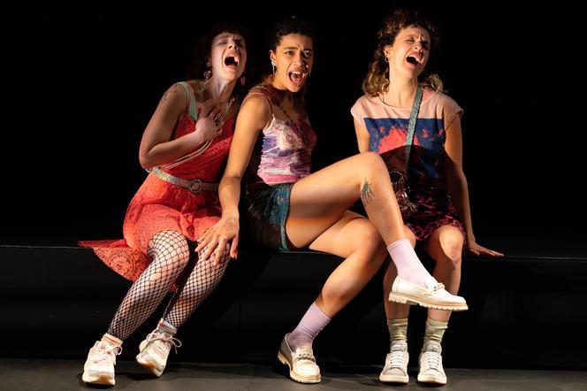 Répétition générale de la pièce « L’Aire poids-lourds », à Marseille, le 4 février 2025. De gauche à droite : Alia Coisman (dans le rôle de Bee), Elisa Gérard (dans le rôle de Freya), Annaëlle Hodet (dans le rôle d’Ellie).