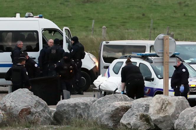 Un corps non identifié découvert sur la plage de Sangatte, le lendemain de la mort de 27 migrants dont le canot pneumatique s’est dégonflé alors qu’ils tentaient de traverser la Manche, à Sangatte, le 5 novembre 2021.