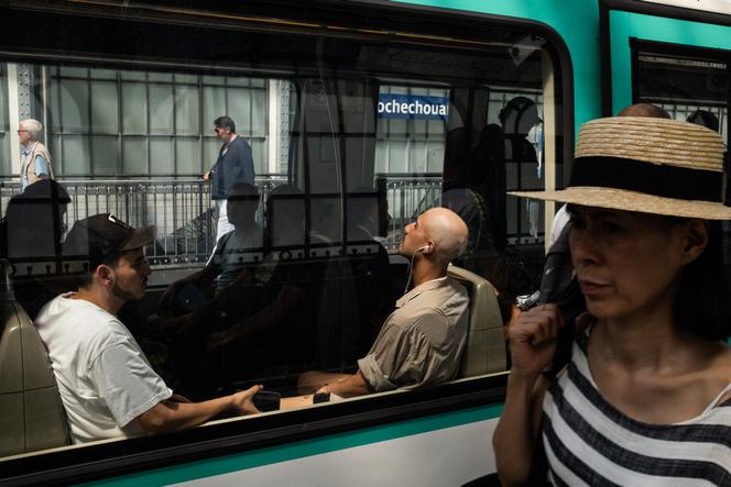 Dans le métro à Paris, sur la ligne 2, durant un épisode caniculaire, le 30 juin 2025.