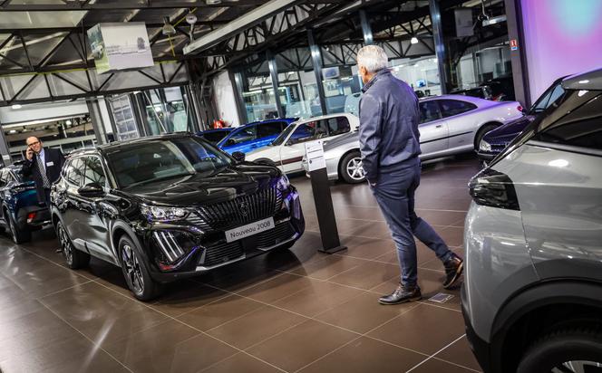 Dans la concession automobile de Peugeot Nedey, à Montbéliard (Doubs), le 9 novembre 2023.