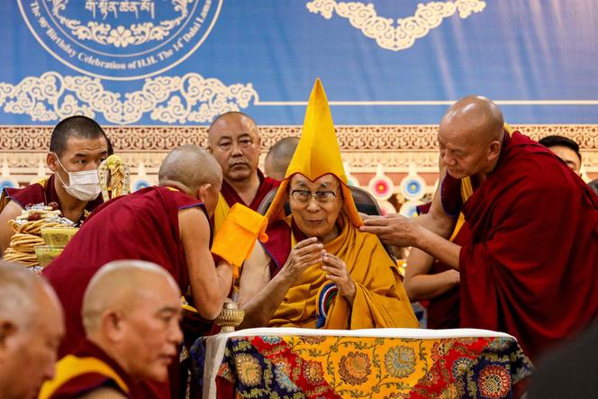 Le chef spirituel tibétain, le dalaï-lama, assiste à une cérémonie d’offrande de prières de longue vie au temple tibétain principal de McLeod Ganj, près de Dharamsala, le 30 juin 2025.