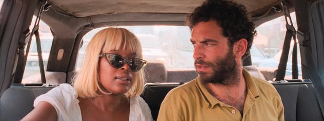 Cleo Diara (Diara) et Sergio Coragem (Sergio), dans « Le Rire et le Couteau », de Pedro Pinho.