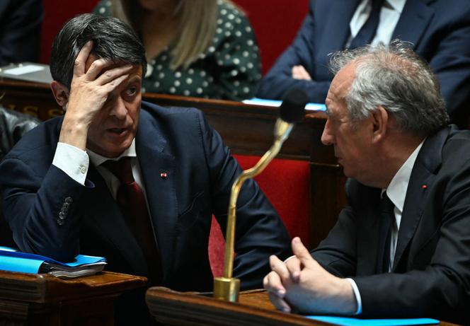 Le ministre des outre-mer, Manuel Valls (à gauche), et le premier ministre, François Bayrou, à l’Assemblée nationale, le 24 juin 2025.