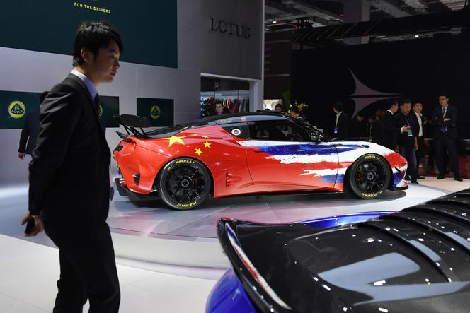 Une voiture de course Lotus Evora GT4, aux couleurs des drapeaux britannique et chinois, à l’ouverture du Salon de l’automobile de Shanghaï, en Chine, le 16 avril 2019.