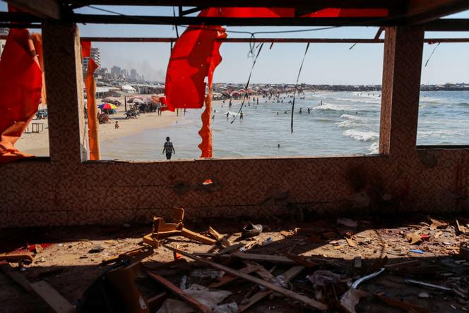 Les vestiges du café Al-Baqa, situé en bord de mer dans la ville de Gaza, après le bombardement israélien, le 30 juin 2025.
