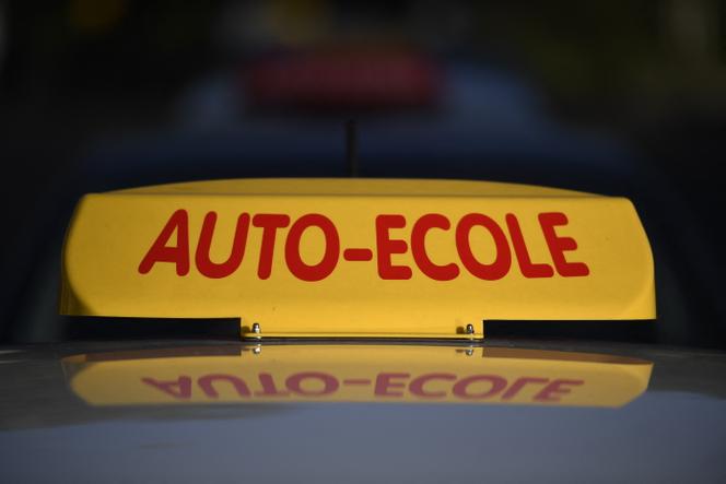Une voiture auto-école à Paris, le 18 avril 2017.