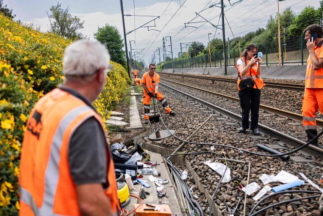 Des techniciens de la SNCF reconnectent des câbles ferroviaires en gare de Mont-de-Terre, à Lille, le 25 juin 2025.