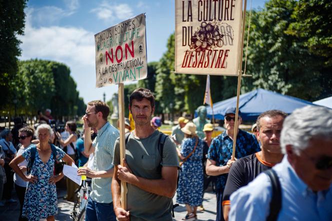 Des manifestants rassemblés devant le jardin du Luxembourg pour protester contre la loi Duplomb, à Paris, le 30 juin 2025.