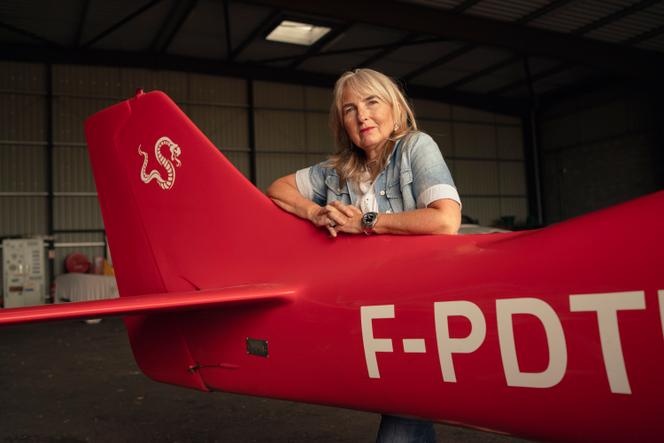 Jenifer Rogers, 62 ans, est traductrice et instructrice de vol sur avion léger. Ici, à l’aérodrome de Libourne, proche de Saint-Emilion (Gironde), le 26 juin 2025.
