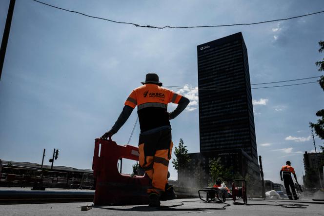 Des ouvriers sur un chantier dans le quartier de la gare de Lyon-Part-Dieu, alors que la température dépasse 35 °C, le 30 juin 2025.