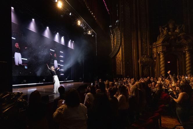 Mel Robbins sur la scène du Boch Center Wang Theatre, à Boston, le 2 mai 2025. Sa tournée internationale a affiché complet.