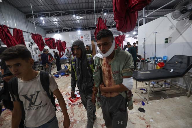 Des personnes soignées après des tirs israéliens à un point de distribution d’aide alimentaire mis en place par Gaza Humanitarian Foundation (GHF) sur la route de Salaheddin, à l’hôpital Al-Awda dans le camp de réfugiés de Nuseirat, dans le centre de la bande de Gaza, le 24 juin 2025.