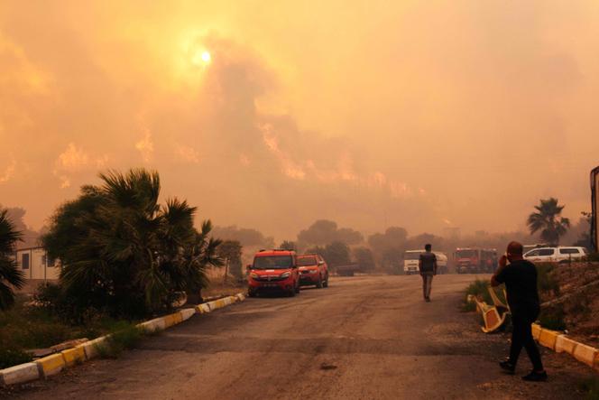 Des pompiers tentent d’éteindre un feu de forêt dans le district de Seferihisar à Izmir (Turquie), le 30 juin 2025.