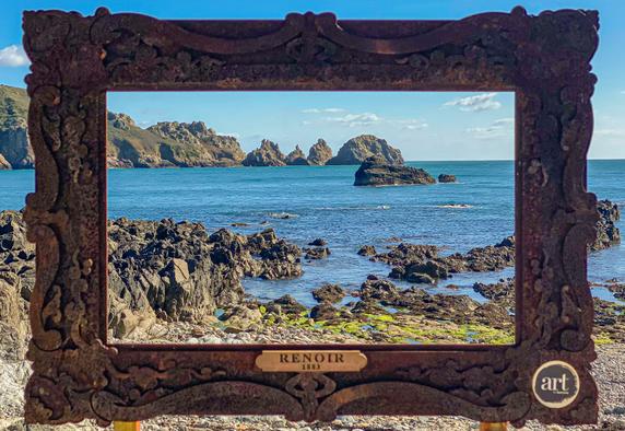 Autour de la baie du Moulin-Huet, une « promenade Renoir » invite à voir les endroits exacts où le peintre impressionniste a posé son chevalet.