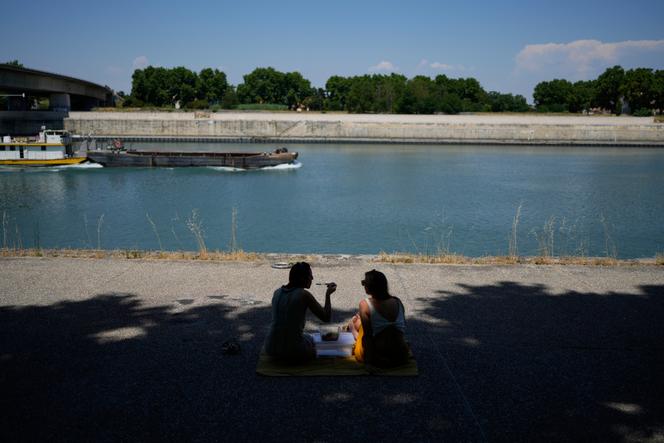 Pique-nique au bord du Rhône, à Arles (Bouches-du-Rhône), le 30 juin 2025.