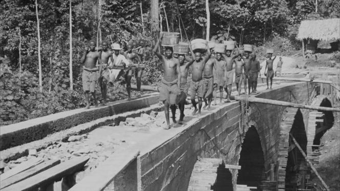 Image d’archive extraite du documentaire « Congo-Océan, un chemin de fer et de sang », de Catherine Bernstein.