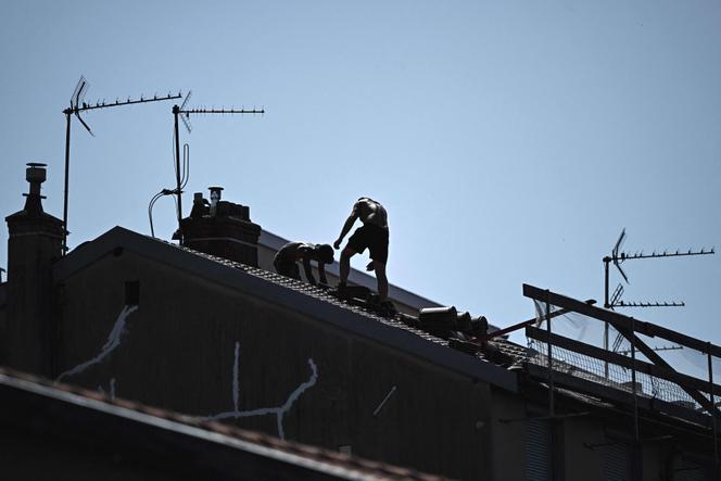 Réfection du toit d’un immeuble, à Lyon, le 30 juin 2025. 