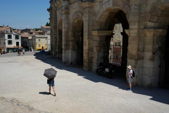 Près des arènes d’Arles (Bouches-du-Rhône), pendant une vague de chaleur, le 30 juin 2025.