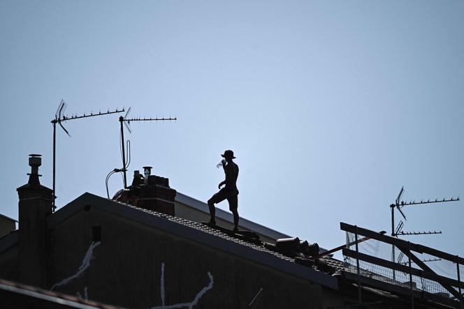 Un couvreur de toit, tandis que les températures dépassaient 35 ° C, à Lyon, le 30 juin 2025.