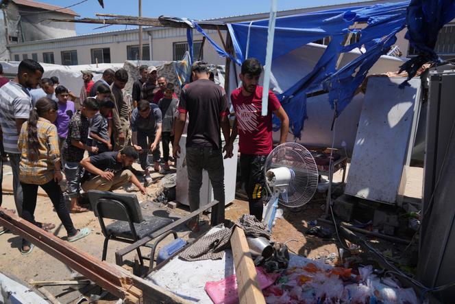 Des Palestiniens inspectent une tente endommagée après une frappe israélienne dans la cour de l’hôpital Al-Aqsa, à Deir Al-Balah, dans la bande de Gaza, lundi 30 juin 2025.