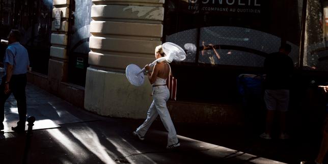 En direct, canicule : 16 départements en vigilance rouge mardi ; près de 1 350 écoles fermées, selon le ministère de l’éducation