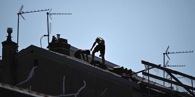 Réfection du toit d’un immeuble, à Lyon, le 30 juin 2025. 