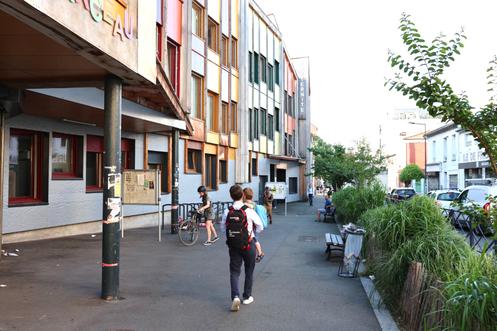 Devant l’école maternelle et élémentaire Marceau à Montreuil (Seine-Saint-Denis), le 1ᵉʳ juillet  2025.