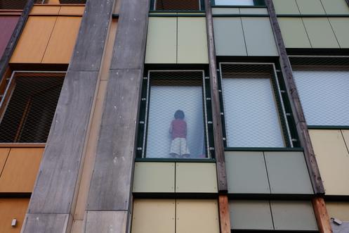 Un élève se cache derrière un rideau de sa classe, dans l’école primaire Marceau à Montreuil (Seine-Saint-Denis), le 1ᵉʳ juillet  2025.