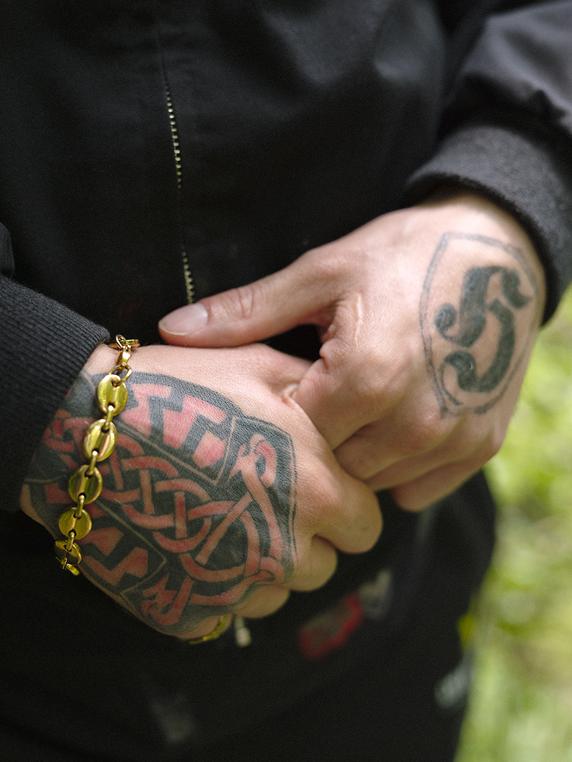 Baptiste C. a essayé de faire effacer ses tatouages (à gauche, le marteau de Thor entouré du soleil noir, symboles de la mythologie nordique adoptés par les SS ; à droite, un « h » gothique en hommage aux hooligans).