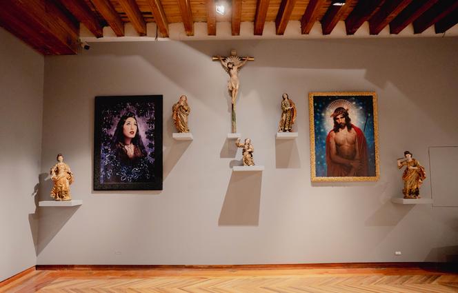 « Les Larmes noires (Rossy de Palma) » (2015) et « Le Christ aux outrages (Willy Cartier) » (2018), de Pierre et Gilles, au Musée Franz-Mayer, à Mexico, le 25 juin 2025.