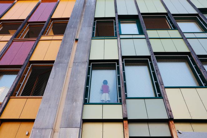 Un élève derrière un store, à l’école maternelle et primaire Marceau, à Montreuil (Seine-Saint-Denis), le 1ᵉʳ juillet 2025, jour de canicule.