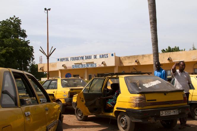 Devant l’hôpital de Kayes (Mali), le 26 octobre 2014. 