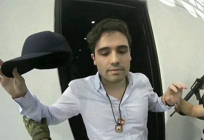 Cette capture d’image d’une vidéo, fournie par le gouvernement mexicain, montre Ovidio Guzman Lopez détenu à Culiacan, au Mexique, le 17 octobre 2019.