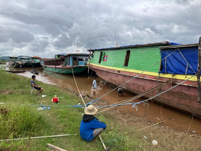 Le Laotien Boonmee, propriétaire de trois péniches à Tonpheung, le long du Mékong, aux portes du Triangle d’or, inspecte les réparations sur l’un de ses bateaux.