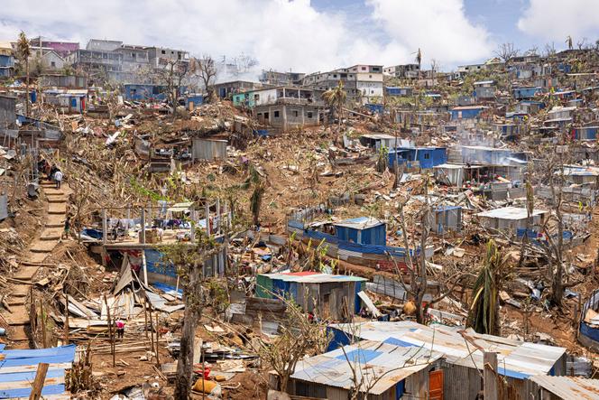 Des abris et des maisons endommagés dans la ville de Vahibé, à la périphérie de Mamoudzou, à Mayotte, le 24 décembre 2024, une semaine après le passage du cyclone Chido sur l’archipel.