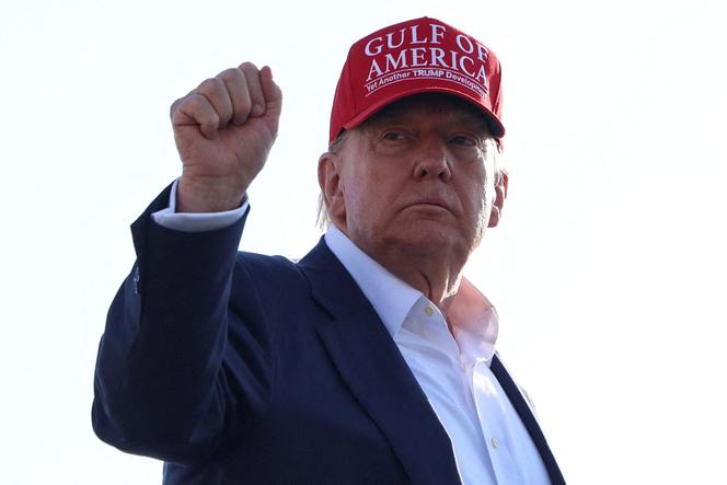 Le président américain, Donald Trump, monte à bord d’Air Force One pour partir en Floride, à la base aérienne d’Andrews (Maryland), le 1er juillet 2025.