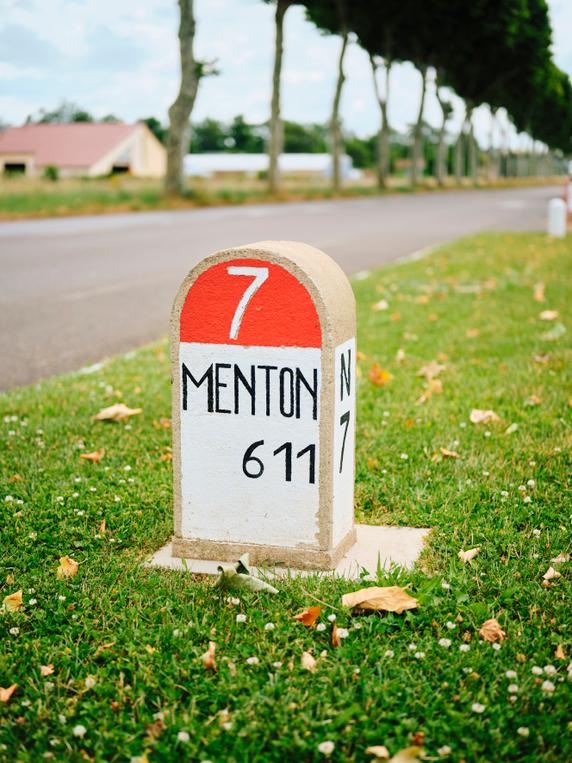 Borne historique au Coteau (Loire), le 16 juin 2025.
