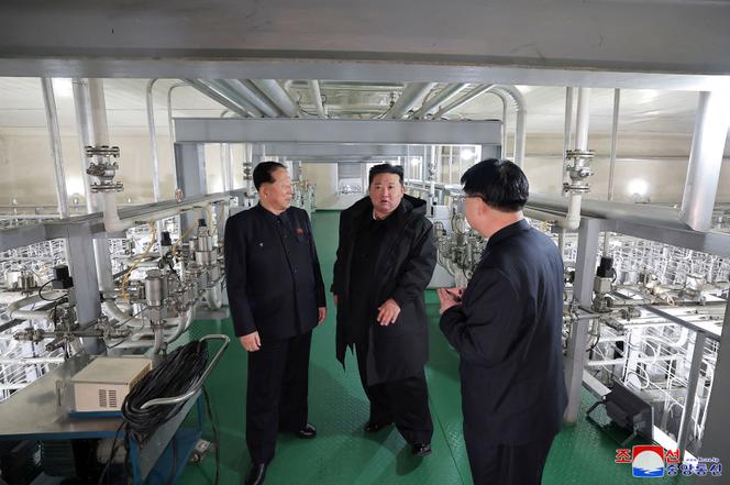 Une photo non datée diffusée par l’agence officielle KCNA via KNS, le 29 janvier 2025, montre le dirigeant nord-coréen Kim Jong-un inspectant un site de production de matériel nucléaire et un laboratoire d’armes nucléaires, dans un lieu inconnu en Corée du Nord. 