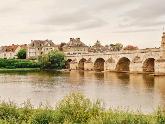 Le pont de La Charité-sur-Loire (Nièvre), vu de la route nationale 7 historique, le 15 juin 2025.