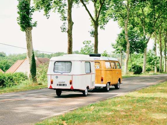 Un van et sa remorque sur la route nationale 7, à Mesves-sur-Loire (Nièvre), le 16 juin 2025.
