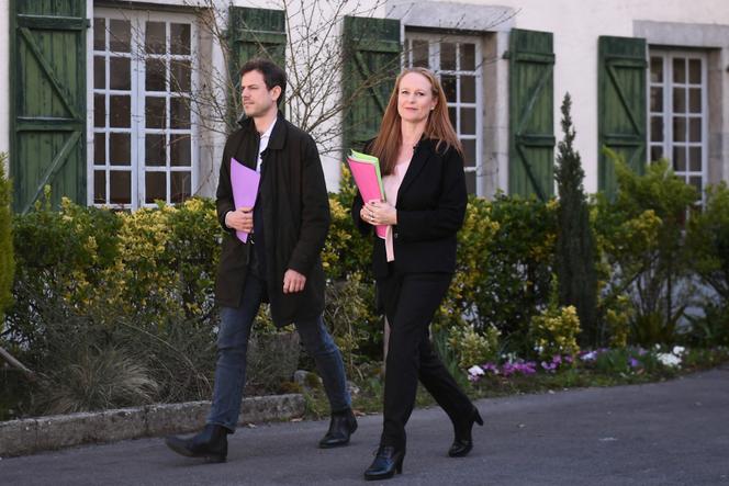 Les deux corapporteurs de la commission d’enquête parlementaire sur les violences en milieu scolaire, Paul Vannier (La France insoumise, Val-d’Oise) et Violette Spillebout (Renaissance, Nord), à Lestelle-Bétharram (Pyrénées-Atlantiques), le 18 mars 2025.