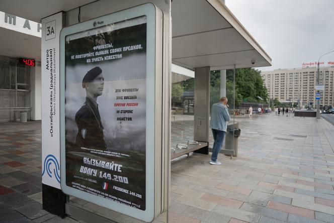 Une affiche sur laquelle on lit « Français, ne répétez pas les erreurs de vos ancêtres, leur sort est connu. Ces Français ont déjà combattu la Russie aux côtés des nazis », à un arrêt de bus près de l’ambassade de France dans le centre de Moscou, le 4 juin 2024.