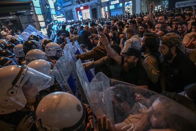 Des affrontements entre des manifestants et la police éclatent lors d’un rassemblement contre le magazine satirique « Leman » à Istanbul, le 30 juin 2025.
