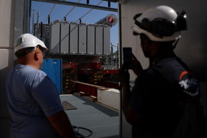 Installation d'Un Transformateur Électrique par unéquie d'enedis, à Pompignac, dans le sud-ouest de la France, le 1er Juillet 2025.